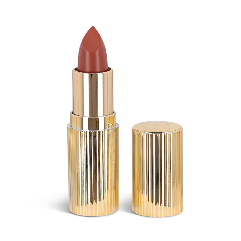 Lippenstift in goldener Hülse, geöffnet. Lippenstiftstift in bräunlicher Farbe. Deckel daneben.