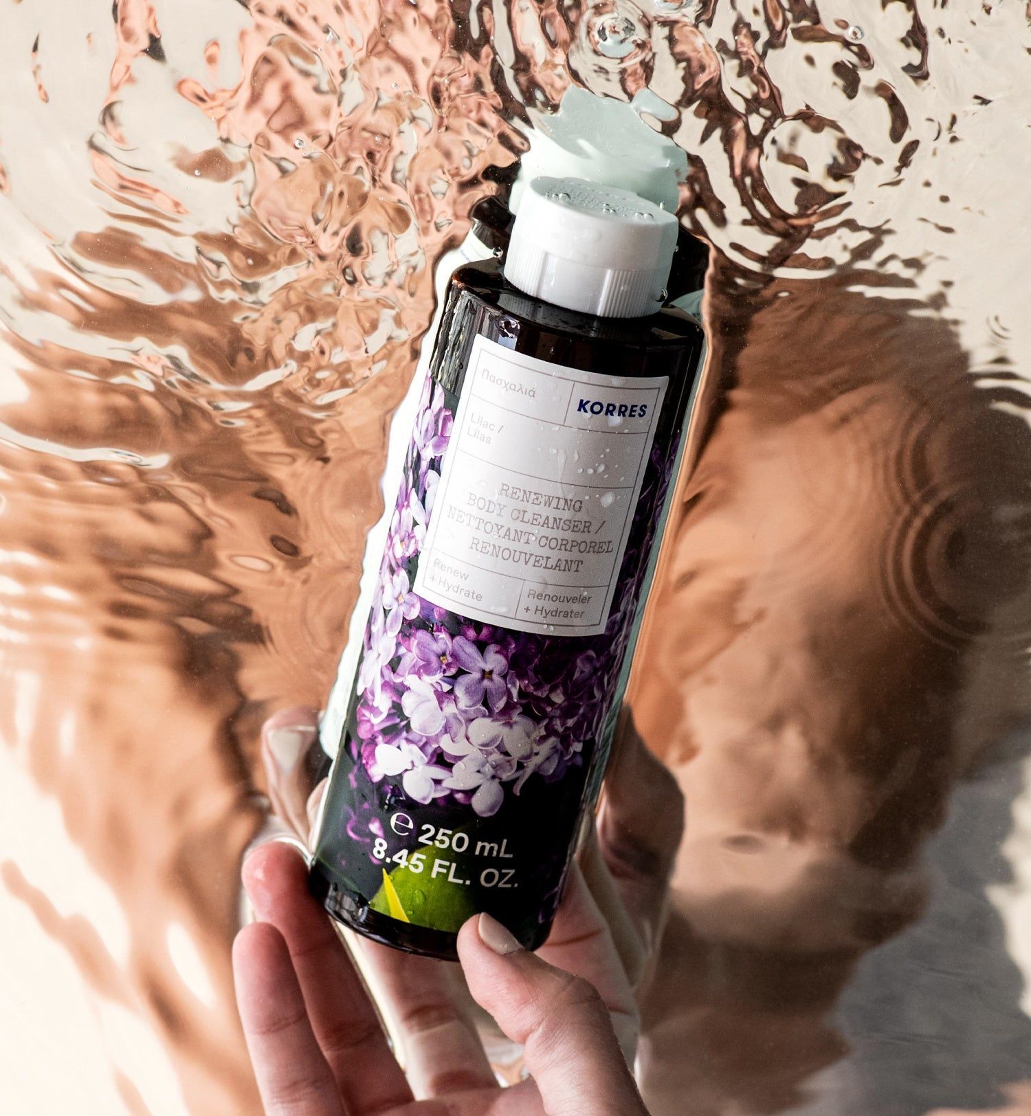 KORRES Duschgel mit Lilienmotiv, 250 ml, unter Wasser.