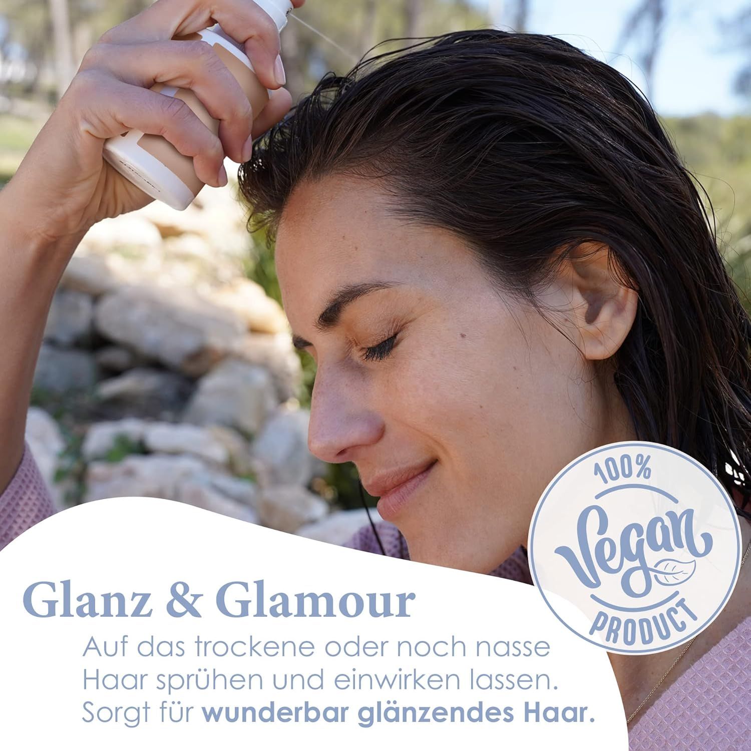 Frau sprüht Leave-In Aufbauspray auf das Haar. Vegan-Siegel. Text: Glanz & Glamour. Auf trockenes oder nasses Haar sprühen. Sorgt für glänzendes Haar.