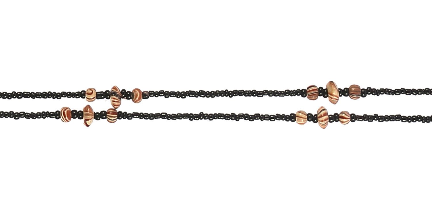 Nahaufnahme einer Brillenkette. Schwarze Perlenkette mit braunen, unregelmäßigen Akzenten.