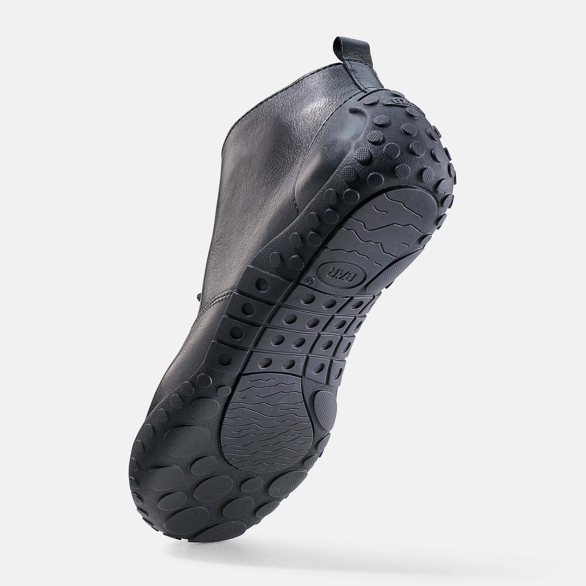 Schwarze Stiefelette, Unterseite. Profilsohle, Zuglasche. Leder.