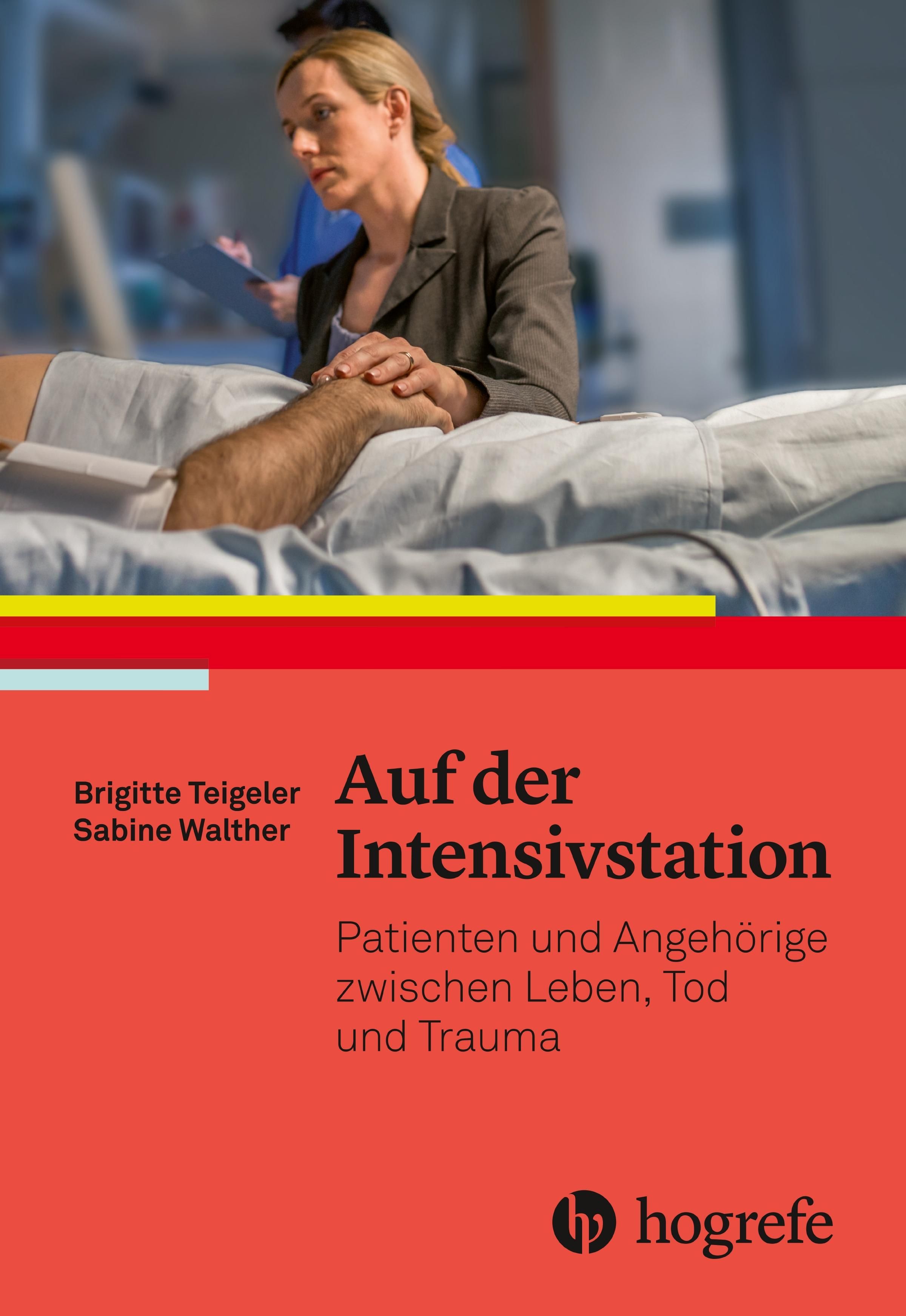 Buchcover: "Auf der Intensivstation". Titel in Großbuchstaben. Autoren: Brigitte Teigeler, Sabine Walther. Verlag: Hogrefe. Roter Hintergrund, Frau am Krankenbett.