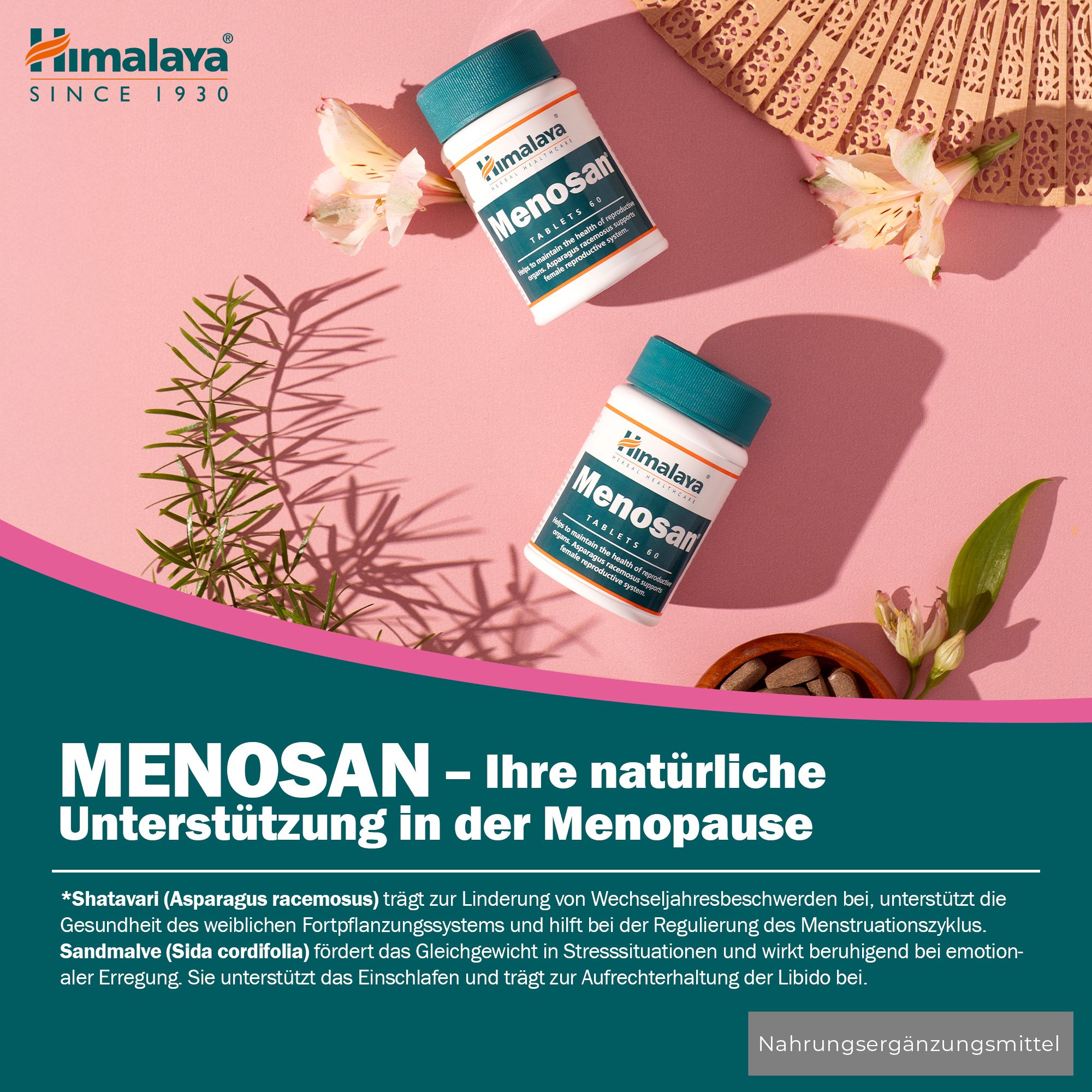 Zwei Himalaya Menosan Tablettenbehälter neben Dekorationselementen und Pflanzen.