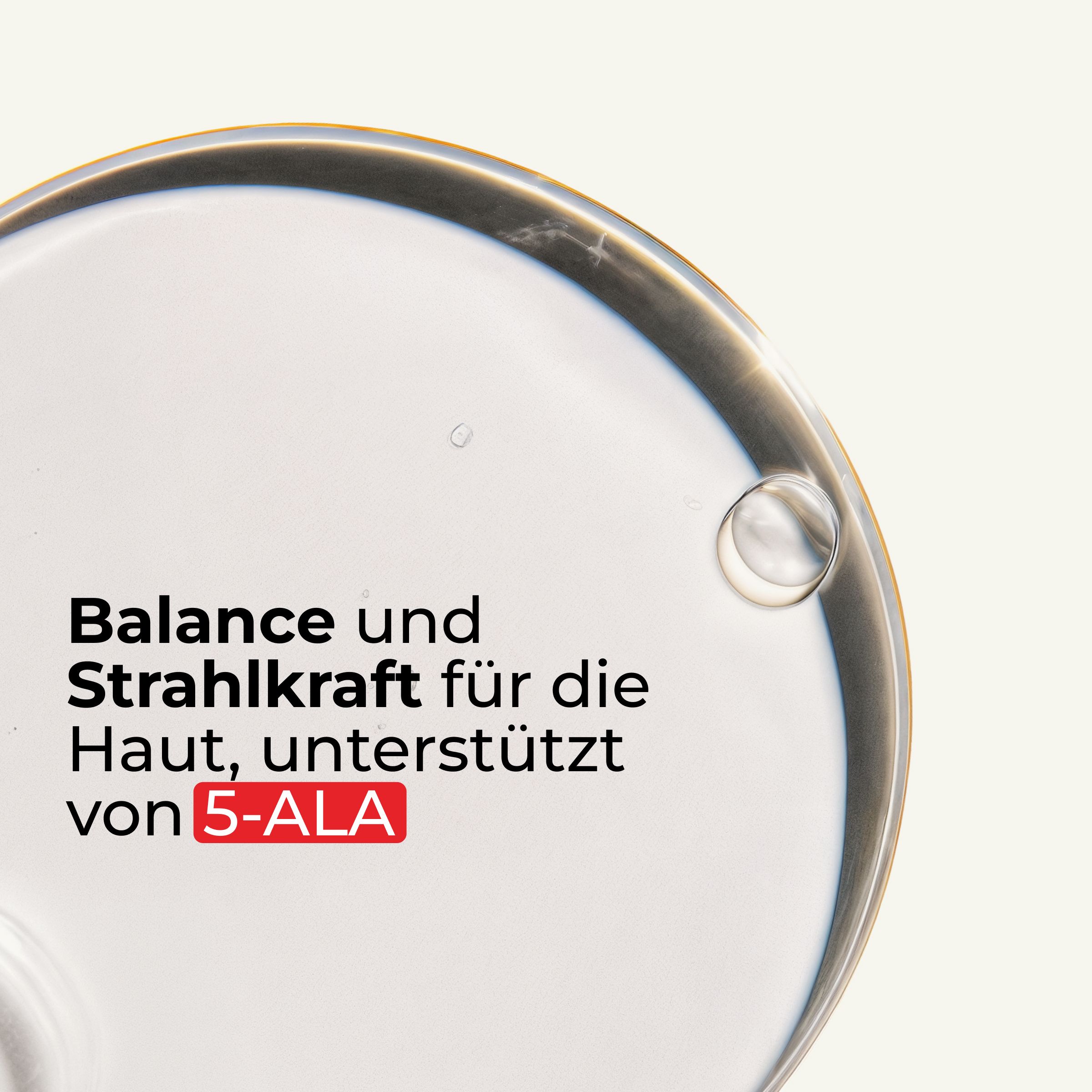 Nahaufnahme einer Flüssigkeit. Text: Balance und Strahlkraft für die Haut, unterstützt von 5-ALA. Produkt nicht sichtbar.