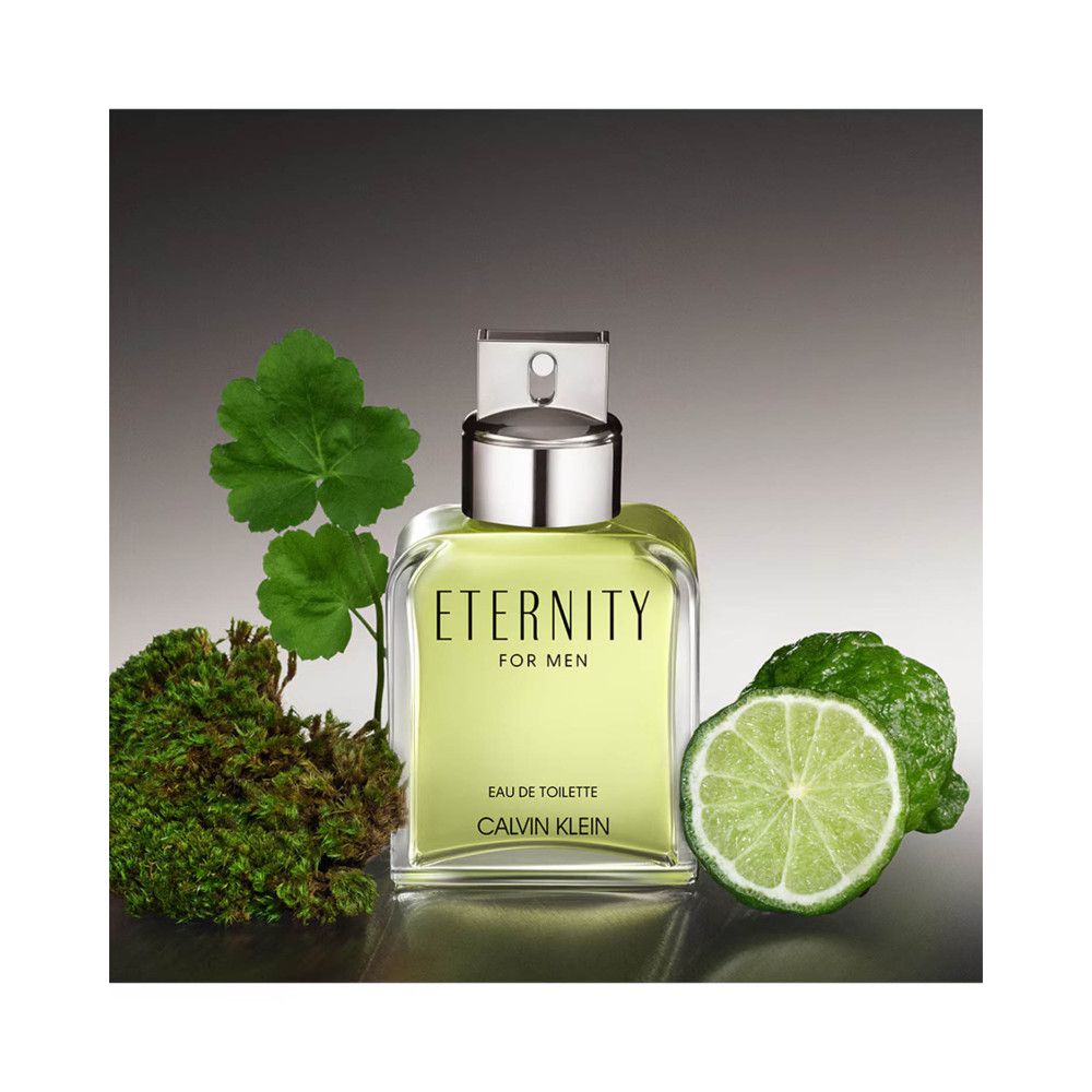 Flakon mit silbernem Verschluss, neben grünen Blättern, Moos und einer Limettenscheibe. Aufschrift: ETERNITY FOR MEN, Eau de Toilette, CALVIN KLEIN.