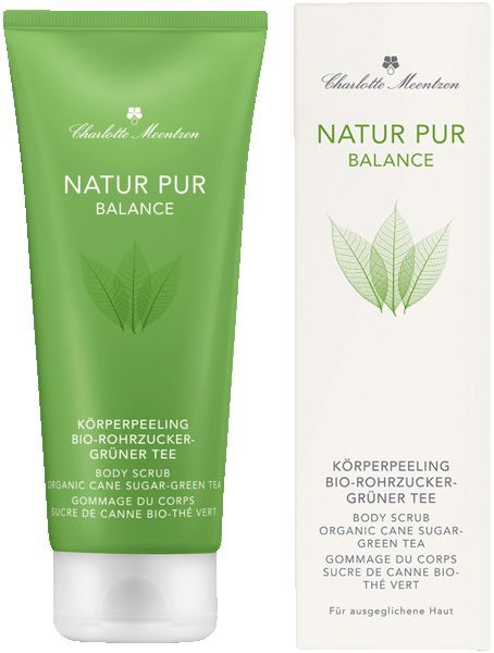 Grüne Tube und Verpackung. Text: Natur Pur Balance, Körperpeeling Bio-Rohrzucker Grüner Tee. Produkt und Verpackung nebeneinander.