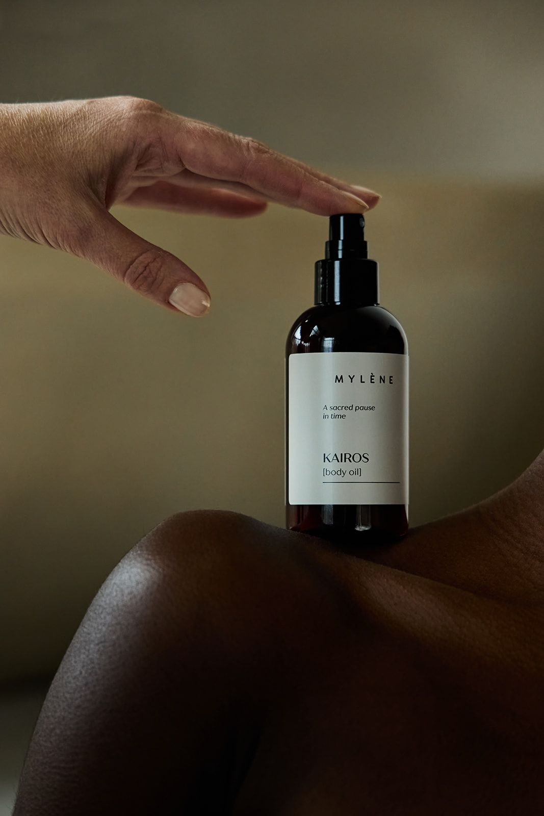 Kairos Body Oil – Pflegendes Körperöl in Sprayform mit warmem Amber & Holznoten