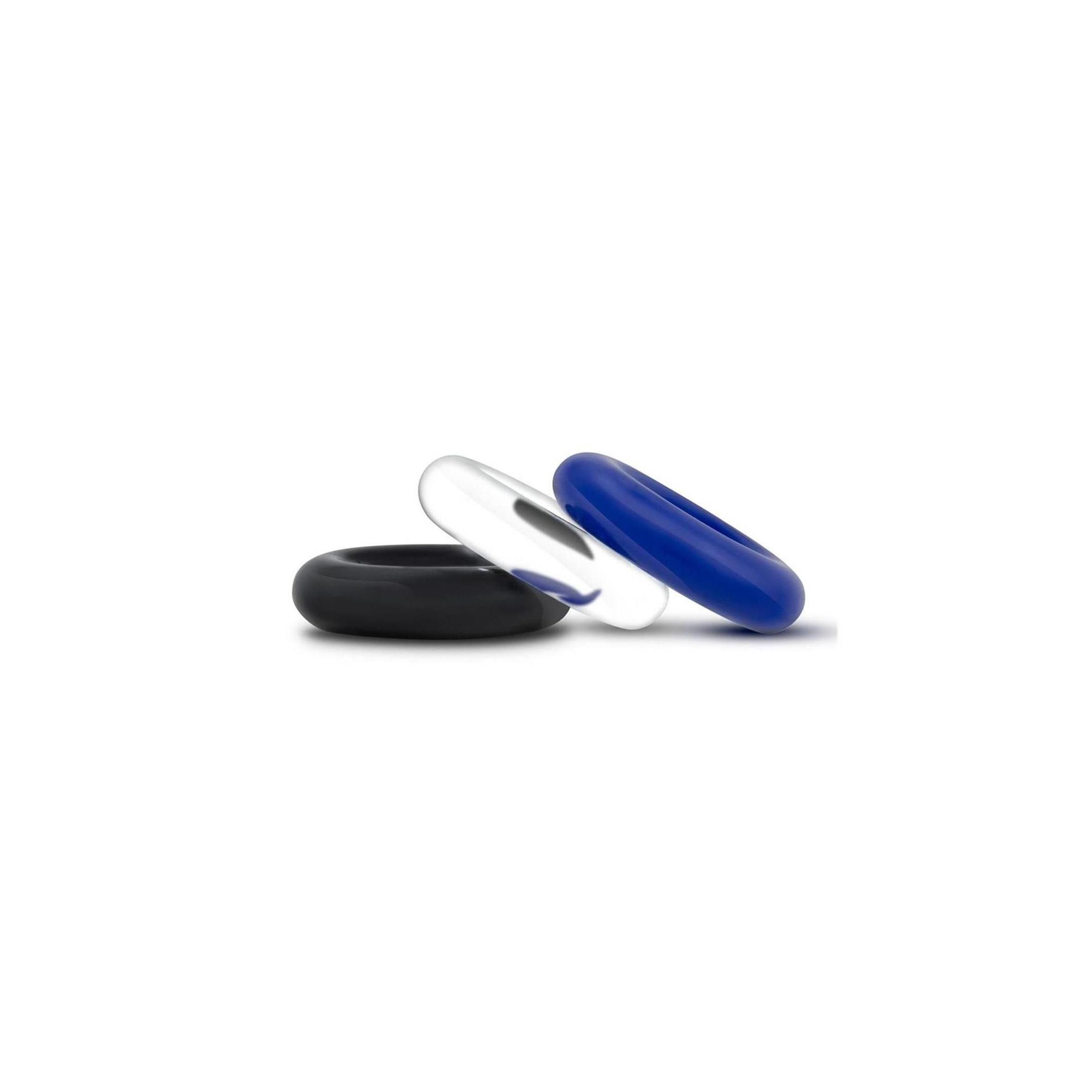 Drei Ringe in Schwarz, Transparent und Blau liegen leicht geneigt auf weißem Hintergrund.