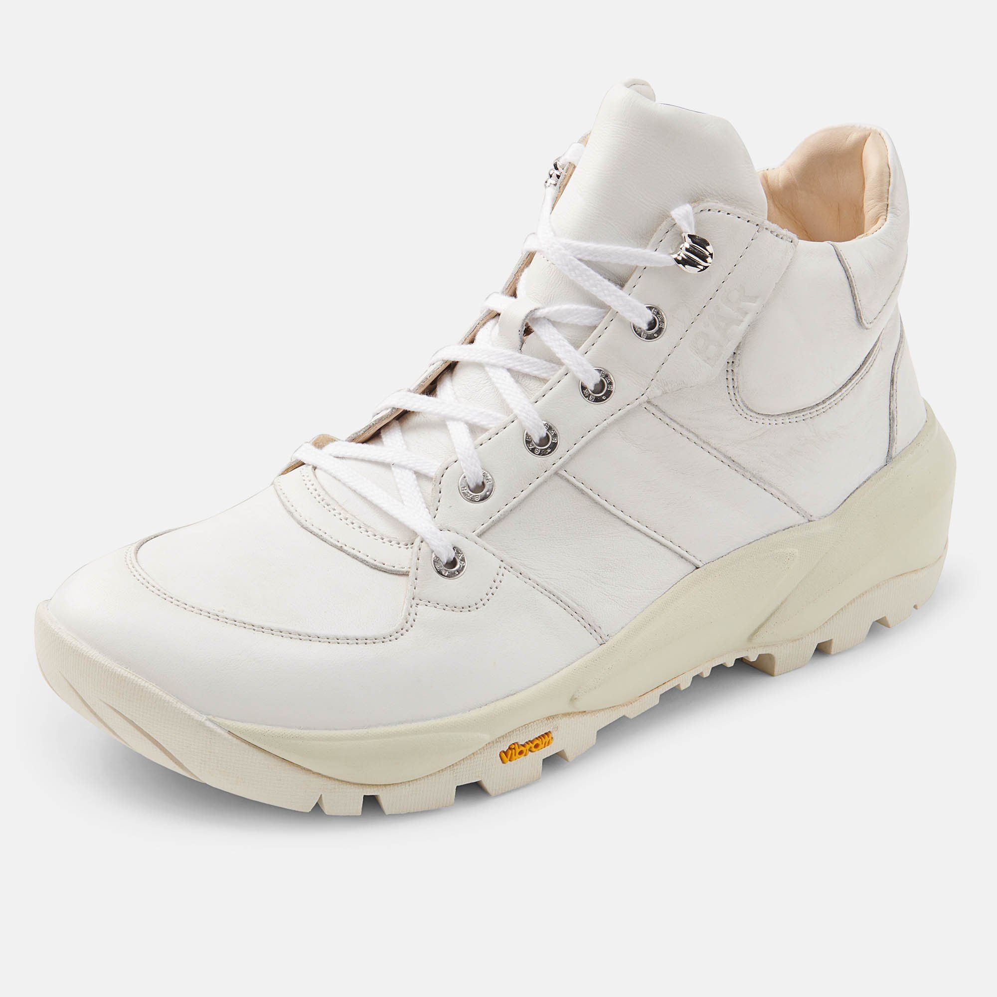 Weiße BÄR Zoe Damen Stiefelette. Schnürung, breite Sohle, gepolsterter Schaft. Vibram-Logo an der Sohle.