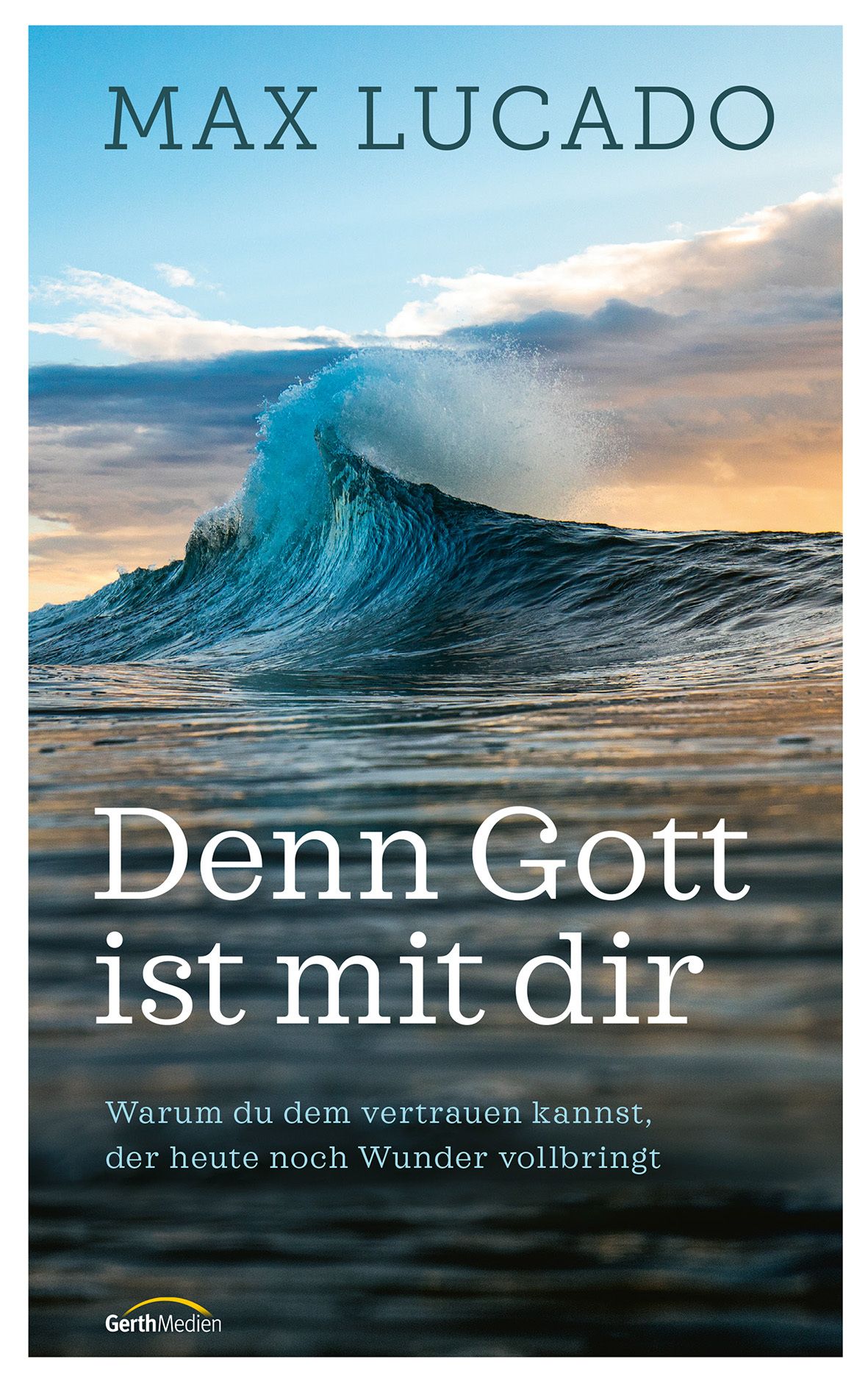 Buchcover mit Titel "Denn Gott ist mit dir" von Max Lucado. Wellenmotiv, blauer Himmel. Verlag GerthMedien.