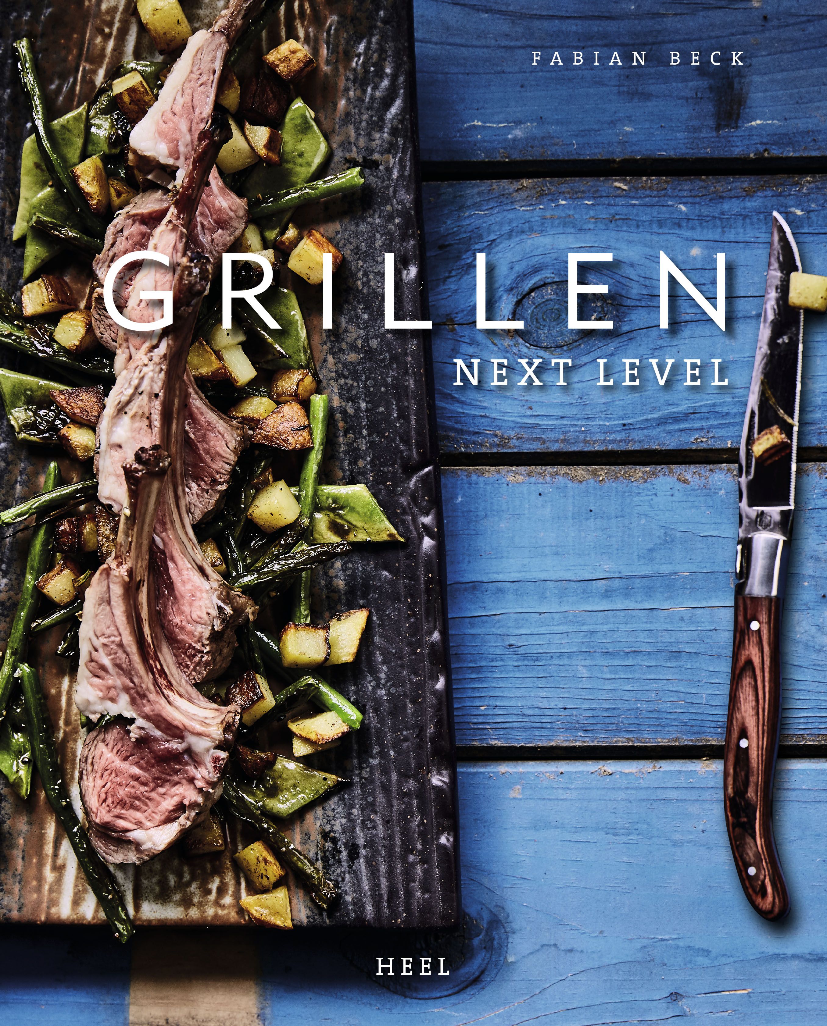 Buchcover mit dem Titel „Grillen Next Level“. Auf einem blauen Holzhintergrund liegen Fleisch und Gemüse. Autor: Fabian Beck. Verlag: Heel.