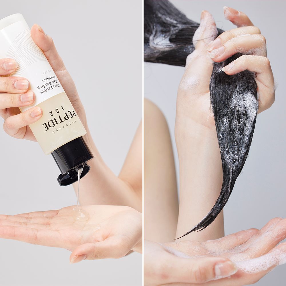 Hände mit PEPTIDE-132 Shampoo und schäumendem Haar.