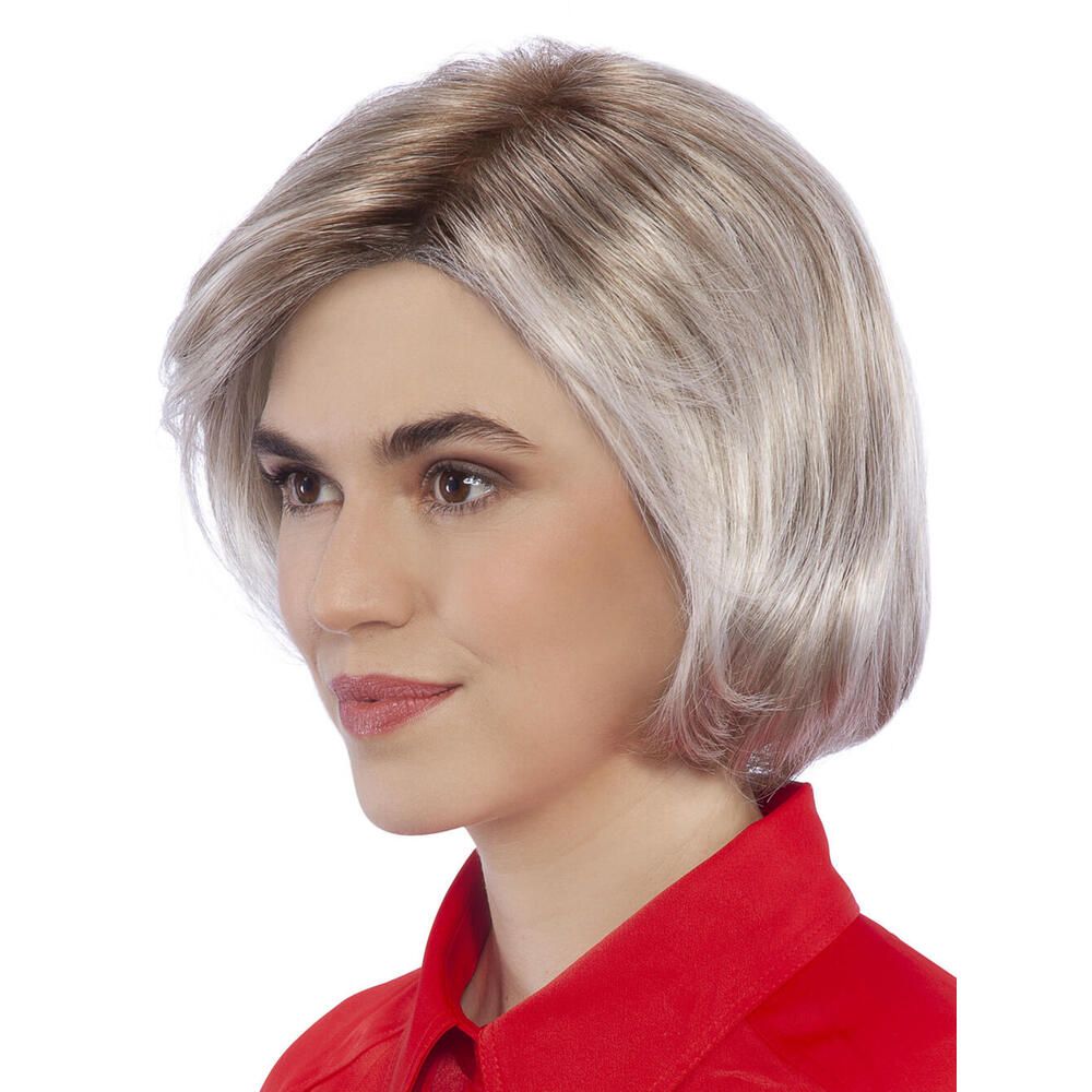 Perücke STOCKHOLM. Blond-graue Bob-Frisur. Seitenansicht einer Person mit rotem Oberteil.