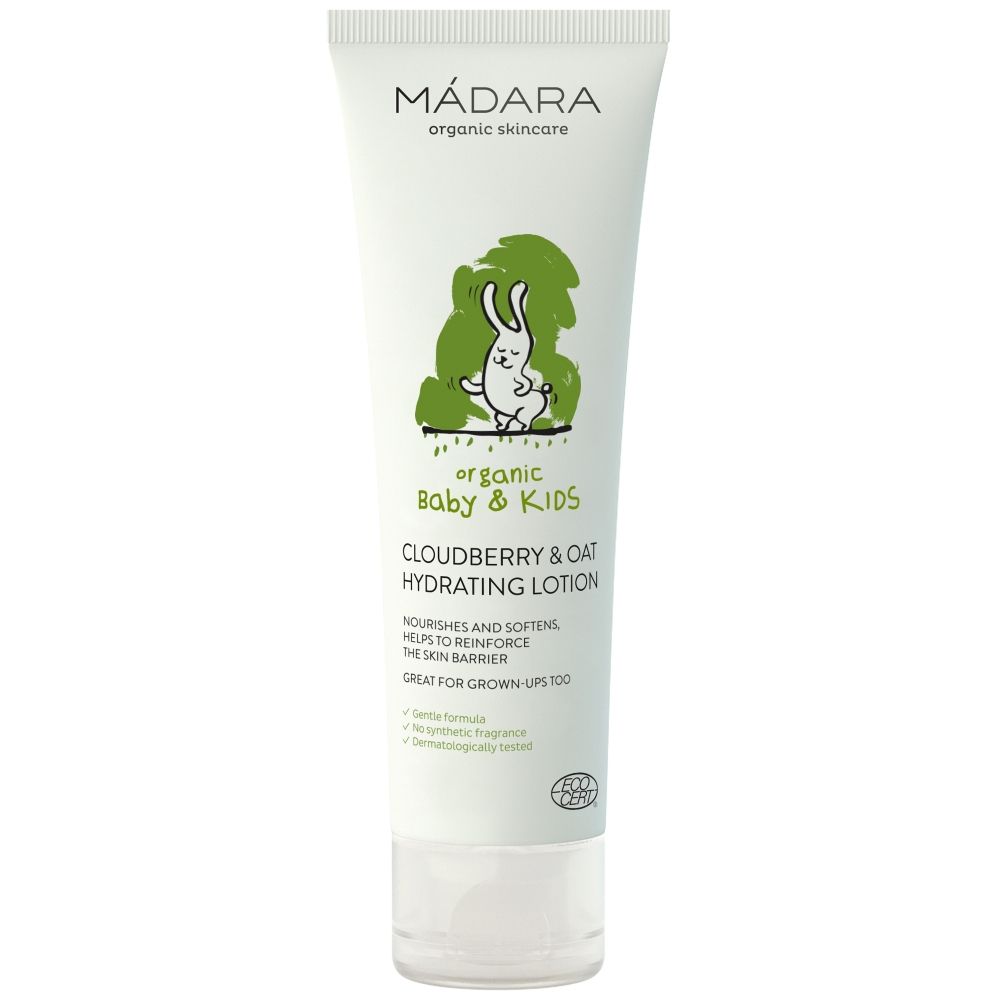 Weisse Tube mit grünem Logo und Text. Enthält ein Cartoon-Kaninchen. Text: Cloudberry & Oat Hydrating Lotion. Zertifizierung.