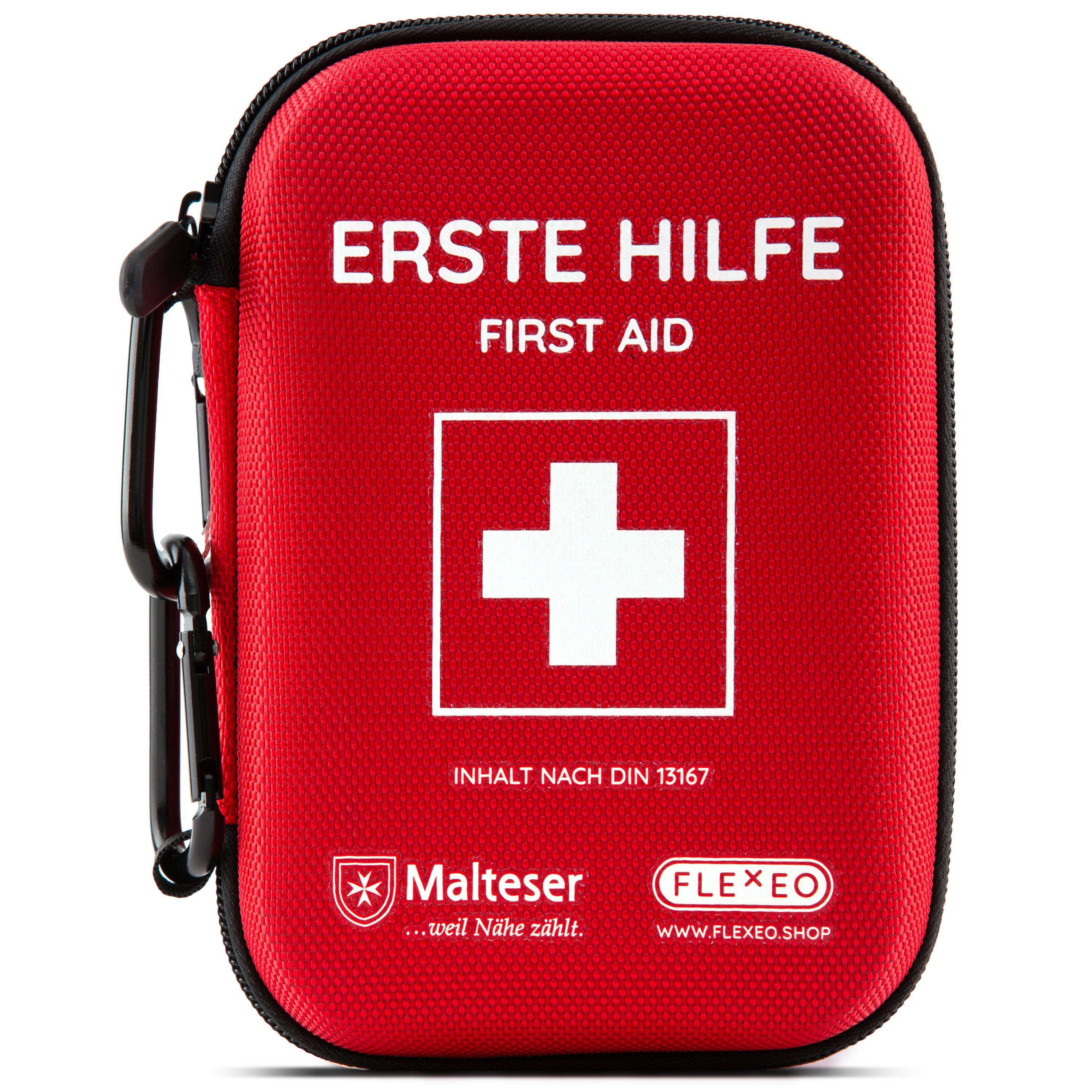 Rote Erste-Hilfe-Tasche mit weißem Kreuz. Aufschrift: Erste Hilfe, First Aid. Logo Malteser und FLEXEO.