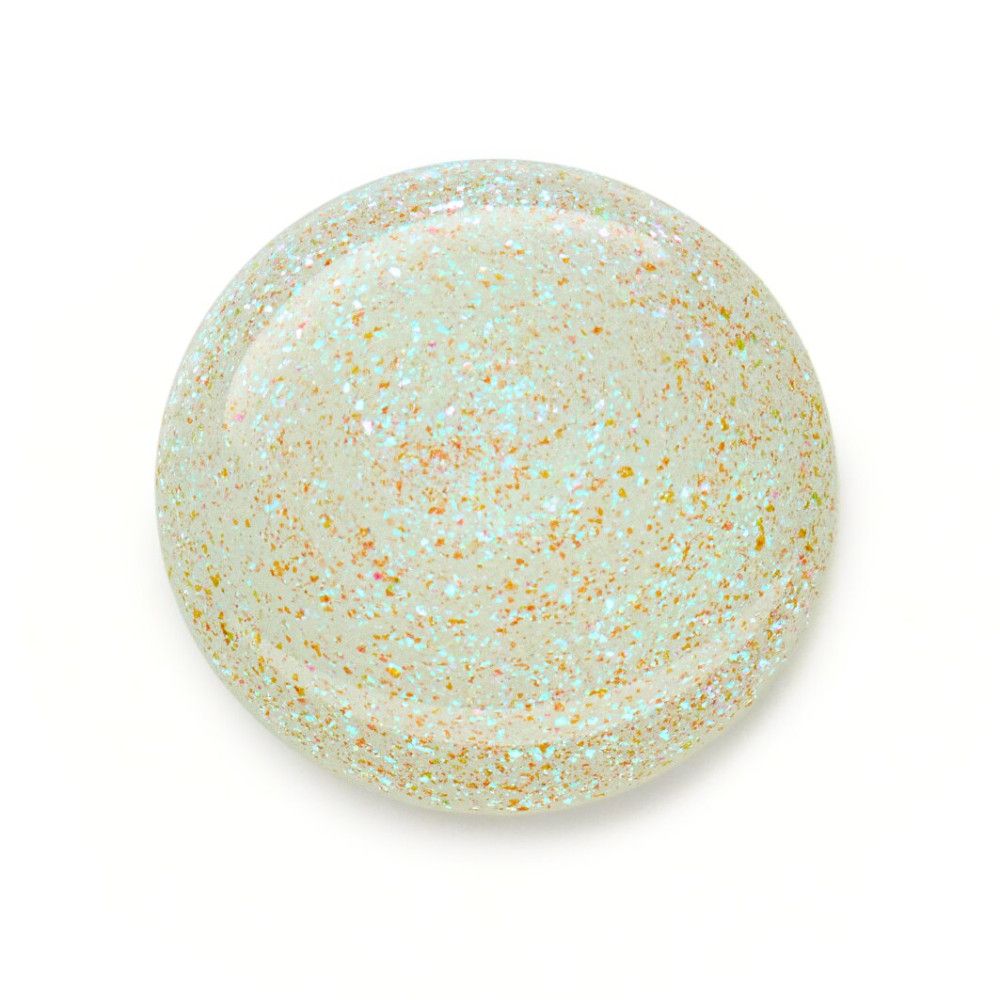 Draufsicht auf eine runde, grüne, glitzernde Nagellackoberfläche. Goldene und grüne Glitzerpartikel.