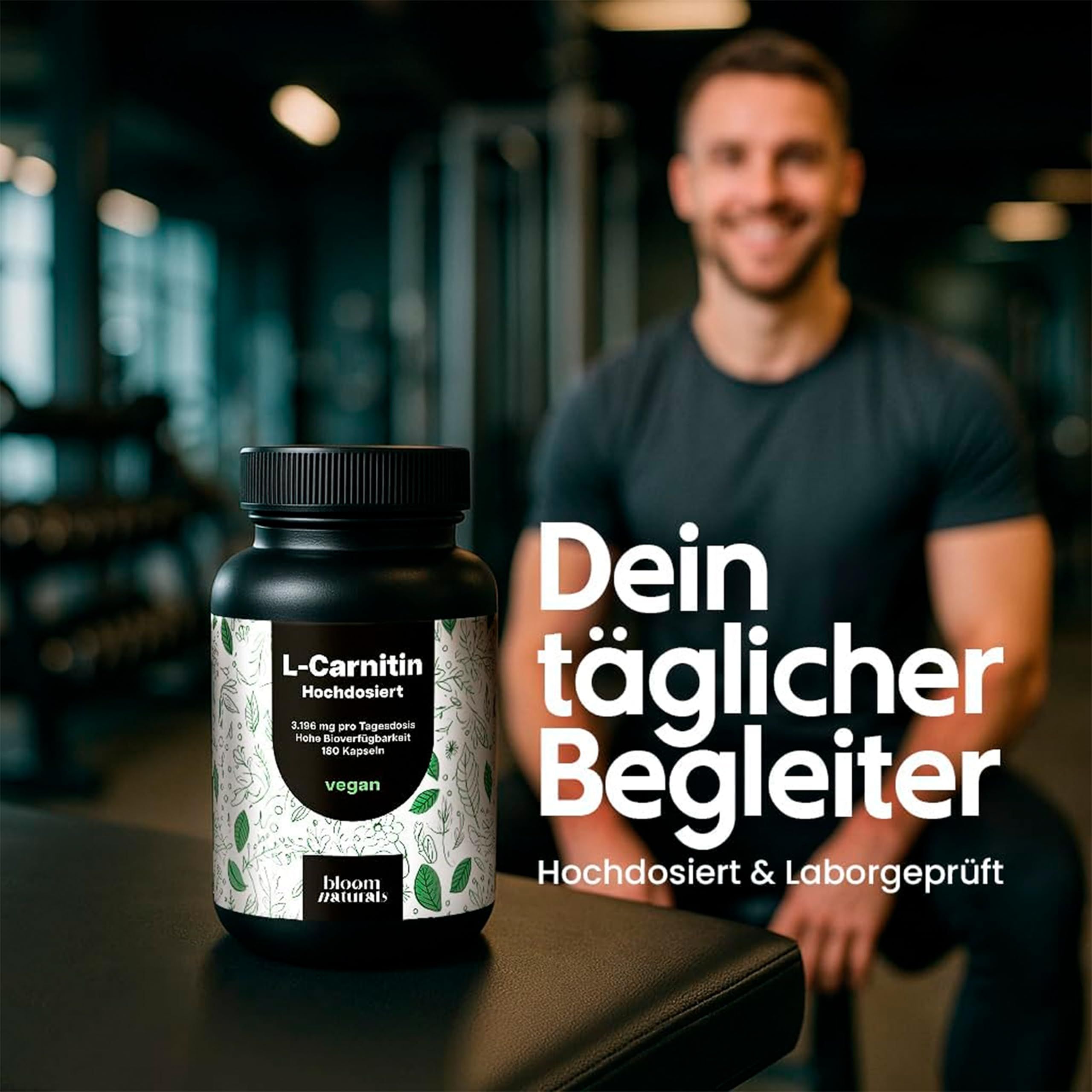 Mann im Fitnessstudio mit L-Carnitin Kapseln. Aufschrift: L-Carnitin, dein täglicher Begleiter, hochdosiert & laborgeprüft. Schwarze Flasche.