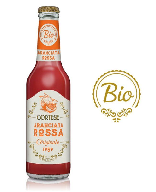 Glasflasche mit rotem Getränk. Aufschrift: Cortese Aranciata Rossa, Bio-Siegel. Goldener Kronkorken.