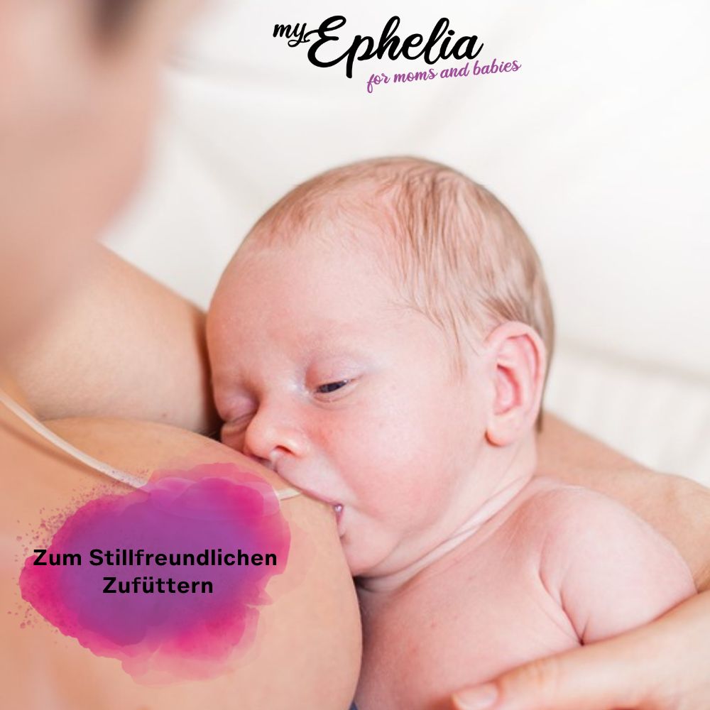 Baby trinkt an der Brust. Sonde zum stillfreundlichen Zufüttern. Text: myEphelia.