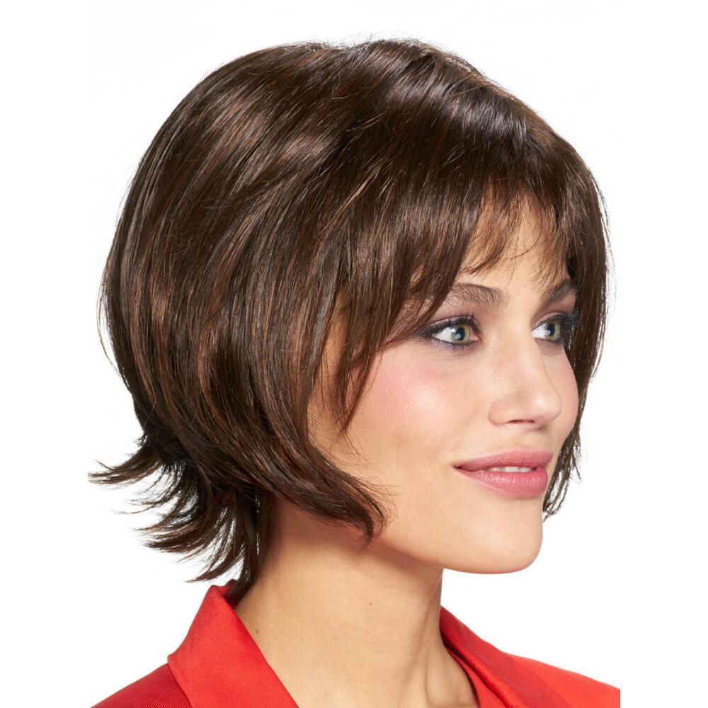 Perücke Maren von trendhair. Braune Kunsthaarperücke mit seitlichem Pony. Frau trägt rote Bluse. Seitenansicht.