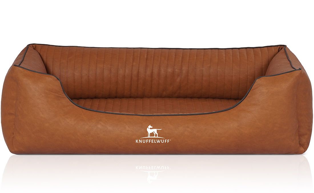 Braunes orthopädisches Hundebett mit Logo. Rechteckige Form mit erhöhten Seiten. Gesteppte Oberfläche. Schwarze Kontrastnähte.