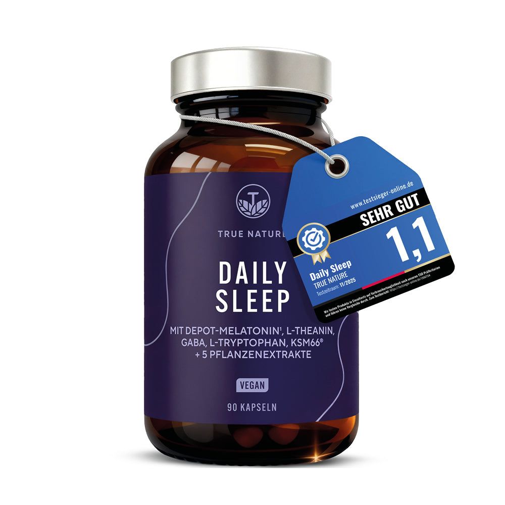 Braune Glasflasche mit TRUE NATURE DAILY SLEEP Kapseln, 90 Stück. Mit Siegel 'Sehr Gut'.