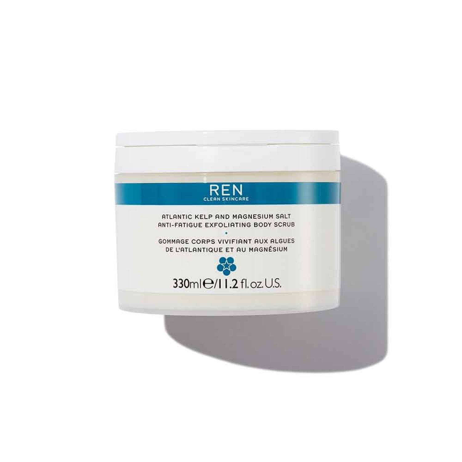 Weißer Tiegel mit blauem Streifen und Produktbezeichnung. Text: Atlantic Kelp & Magnesium Salt Anti-Fatigue Exfoliating Body Scrub. 330ml.