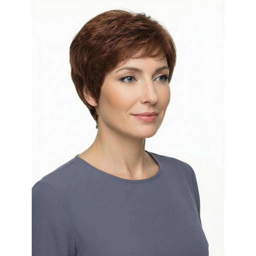 Kurzhaarperücke in Rotbraun. Die Perücke bedeckt den Kopf und hat einen Pony. Die Trägerin trägt ein blaues Oberteil.