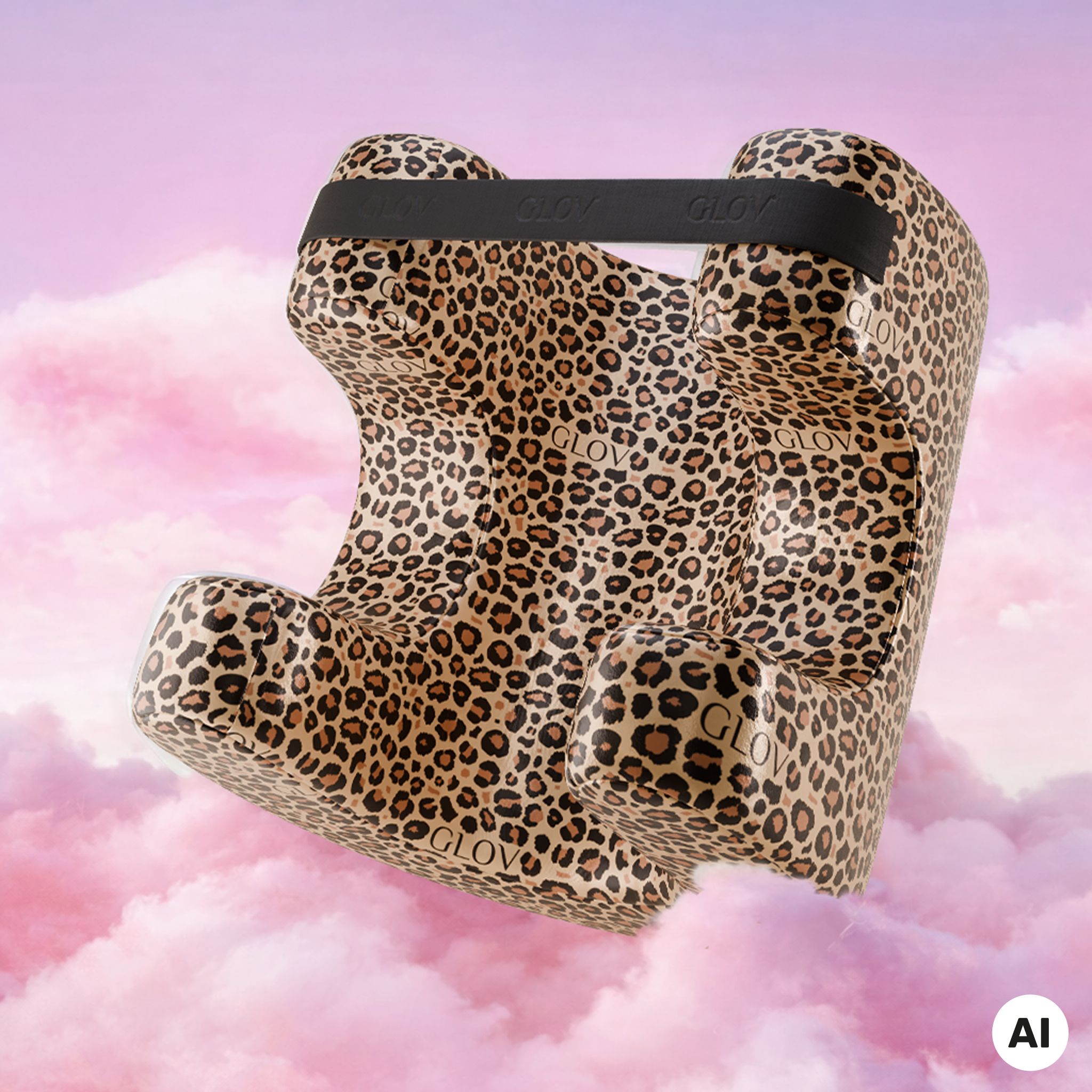 Leopard-Muster Kissen mit GLOV Logo und Wolken.