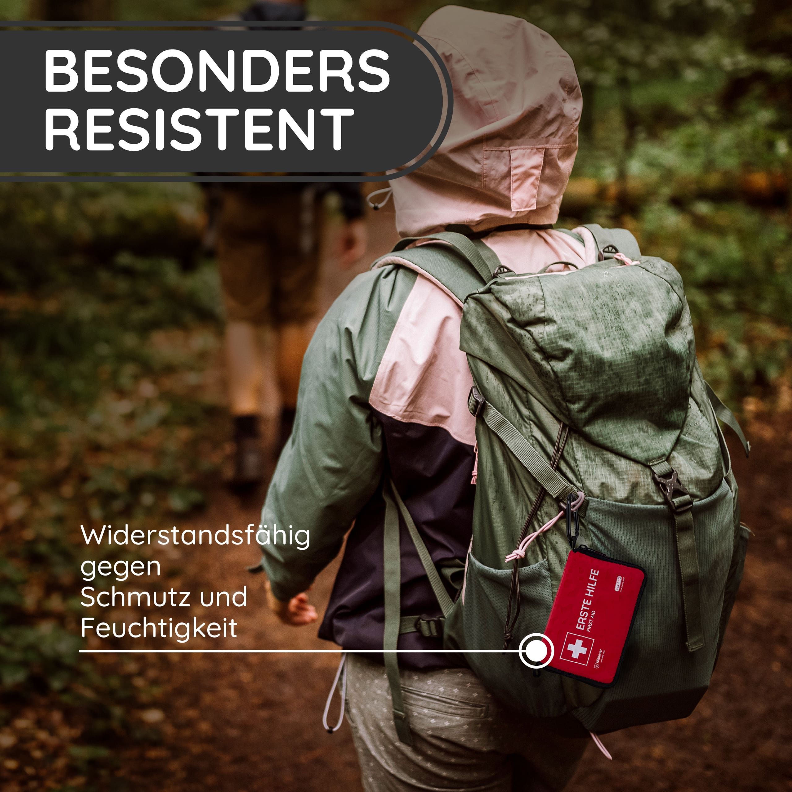 Rotes Erste-Hilfe-Set an einem Rucksack. Text: ERSTE HILFE. Widerstandsfähig gegen Schmutz und Feuchtigkeit.