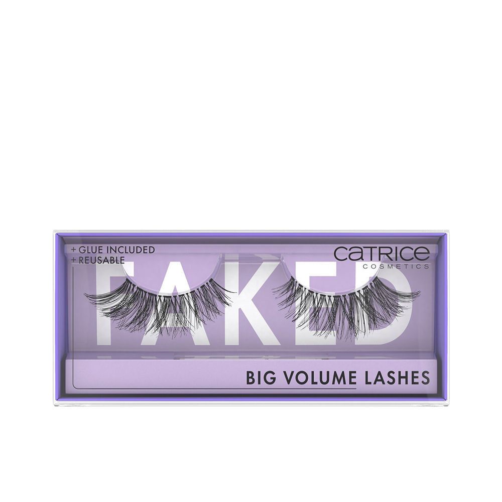 Verpackung mit falschen Wimpern. Aufschrift: FAKE, BIG VOLUME LASHES, CATRICE COSMETICS. Kleber inklusive.