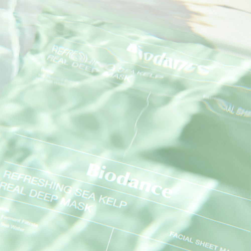 Nahaufnahme der Verpackung unter Wasser. Produktname Biodance und Refreshing Sea Kelp Real Deep Mask sind sichtbar.