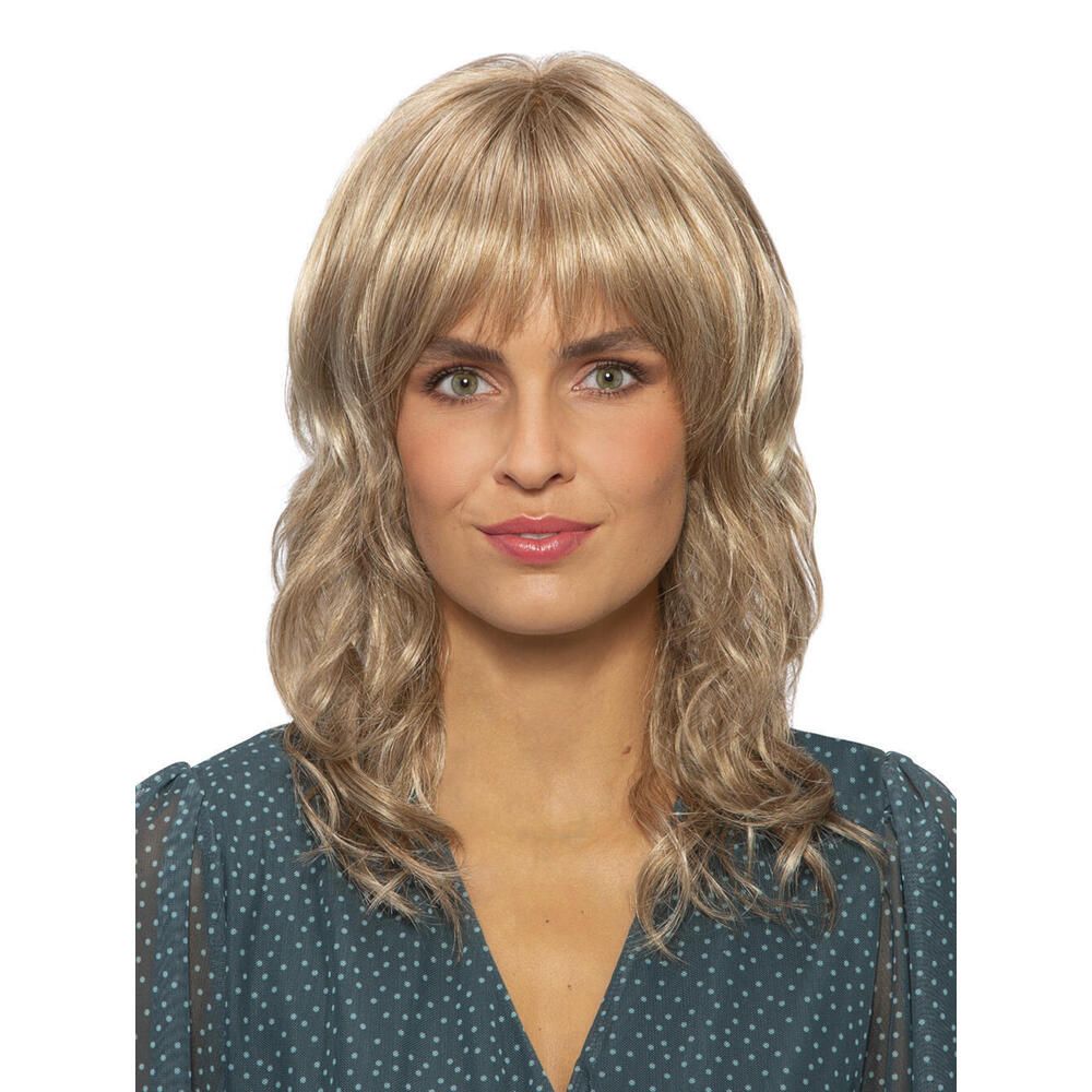Perücke mit Pony und gewelltem Haar. Blond mit helleren Strähnen. Frau mit grünem Oberteil.