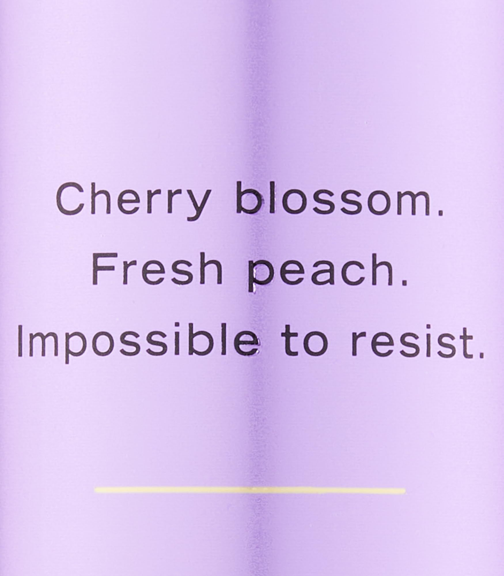 Text auf schwarzem Hintergrund: LOVE SPELL, Fruity Floral mit Cherry Blossom und Fresh Peach. Impossible to resist. 250 ml/8.4 oz.