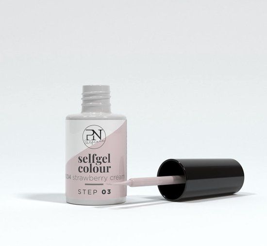 Nagellackflasche geöffnet, Pinsel sichtbar. Aufschrift: selfgel colour, N4 strawberry cream, STEP 03. PN Selfcare Logo.