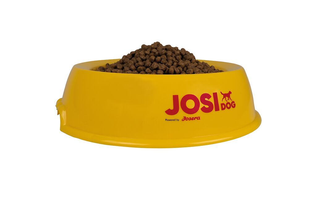 Gelber Hundenapf gefüllt mit JosiDog Economy Futter.
