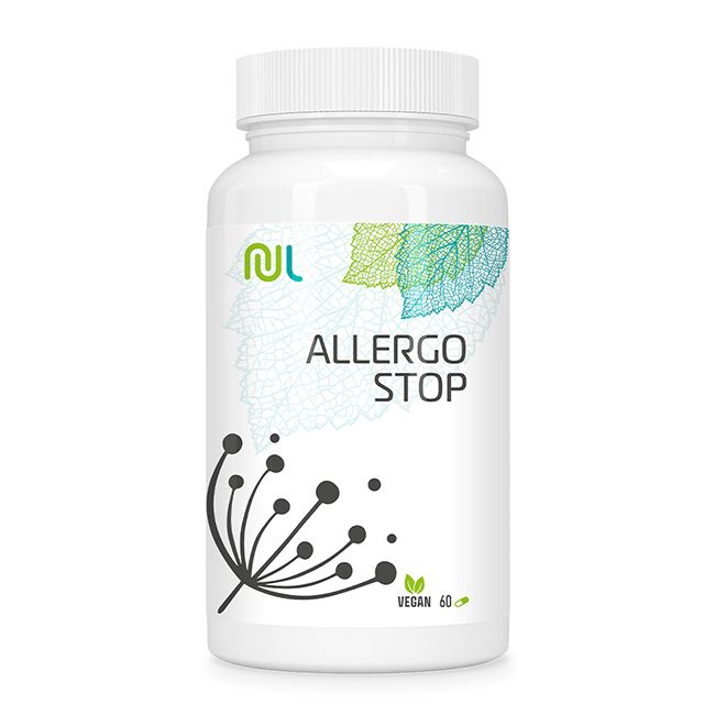 Weiße Flasche mit "ALLERGO STOP"-Aufdruck. Grün-blaue Blätter-Illustration. "VEGAN 60"-Label.