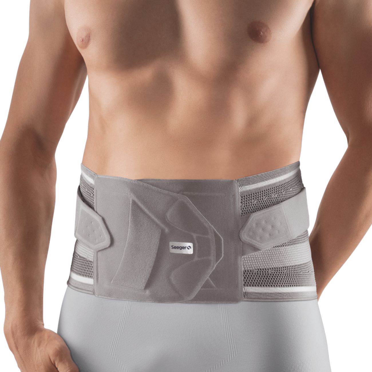 Graue LWS-Bandage mit Klettverschlüssen und Seeger-Logo. Auf dem Torso eines Mannes getragen.