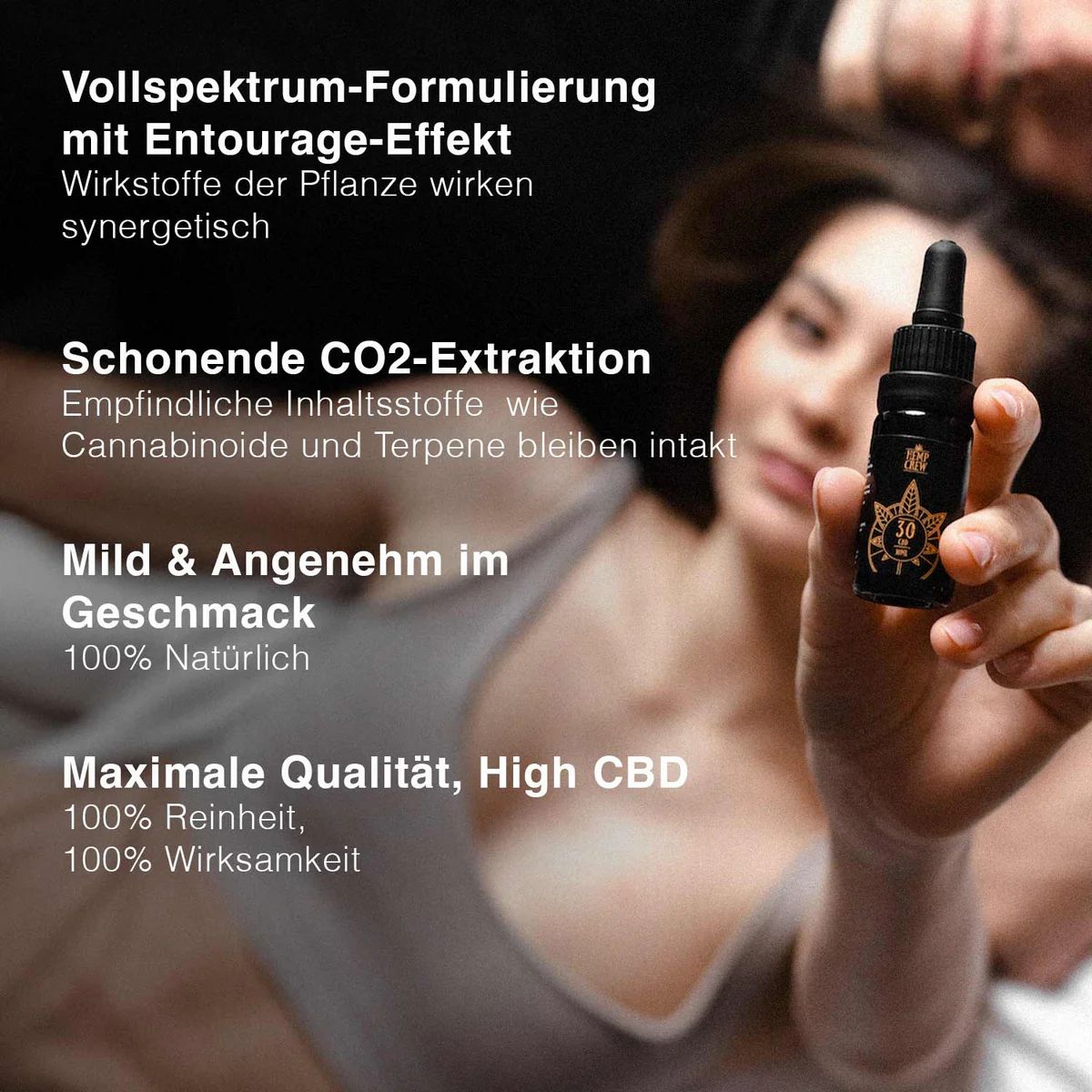 Person hält braune Flasche mit Pipette. Text: Vollspektrum-Formulierung, schonende CO2-Extraktion, mild im Geschmack, maximale Qualität. Produktname: HempCrew Ingwer/Zitrone 30% CBD Öl.