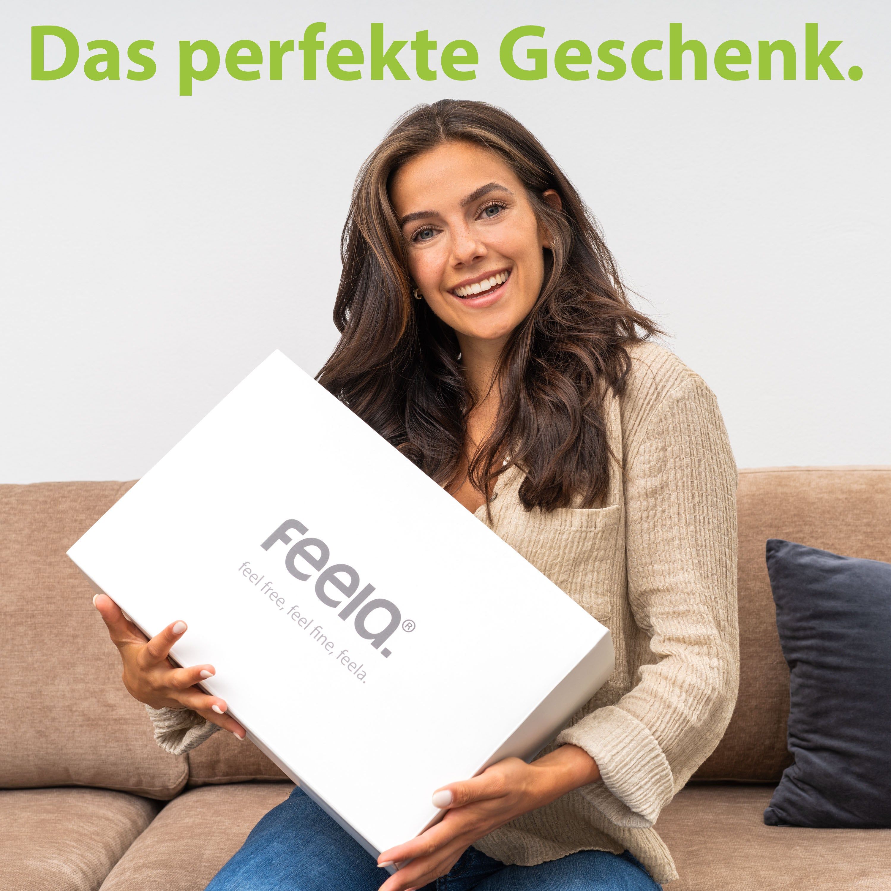 Frau hält eine weiße feela.-Box. Text: Das perfekte Geschenk. Logo: feela.