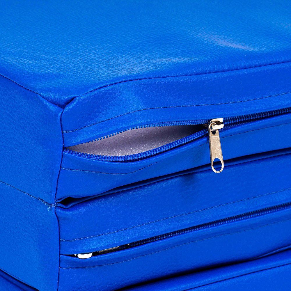 Nahaufnahme der gefalteten Matte. Reißverschluss sichtbar.