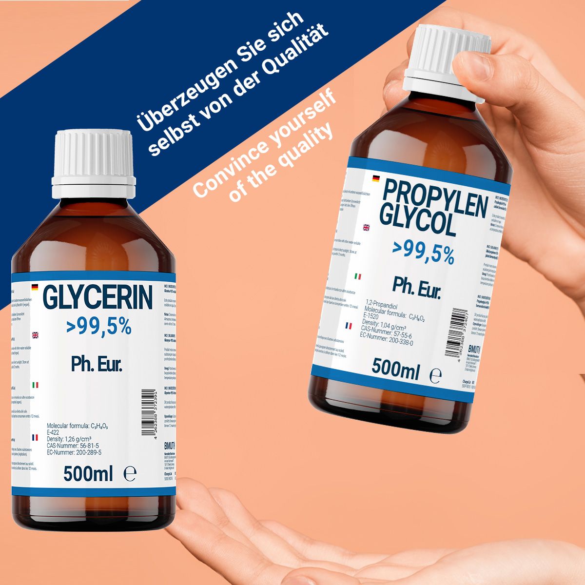Zwei braune Flaschen mit weißem Deckel. Text: Glycerin >99,5% Ph. Eur. und Propylenglykol >99,5% Ph. Eur. 500ml. Hand hält eine Flasche.