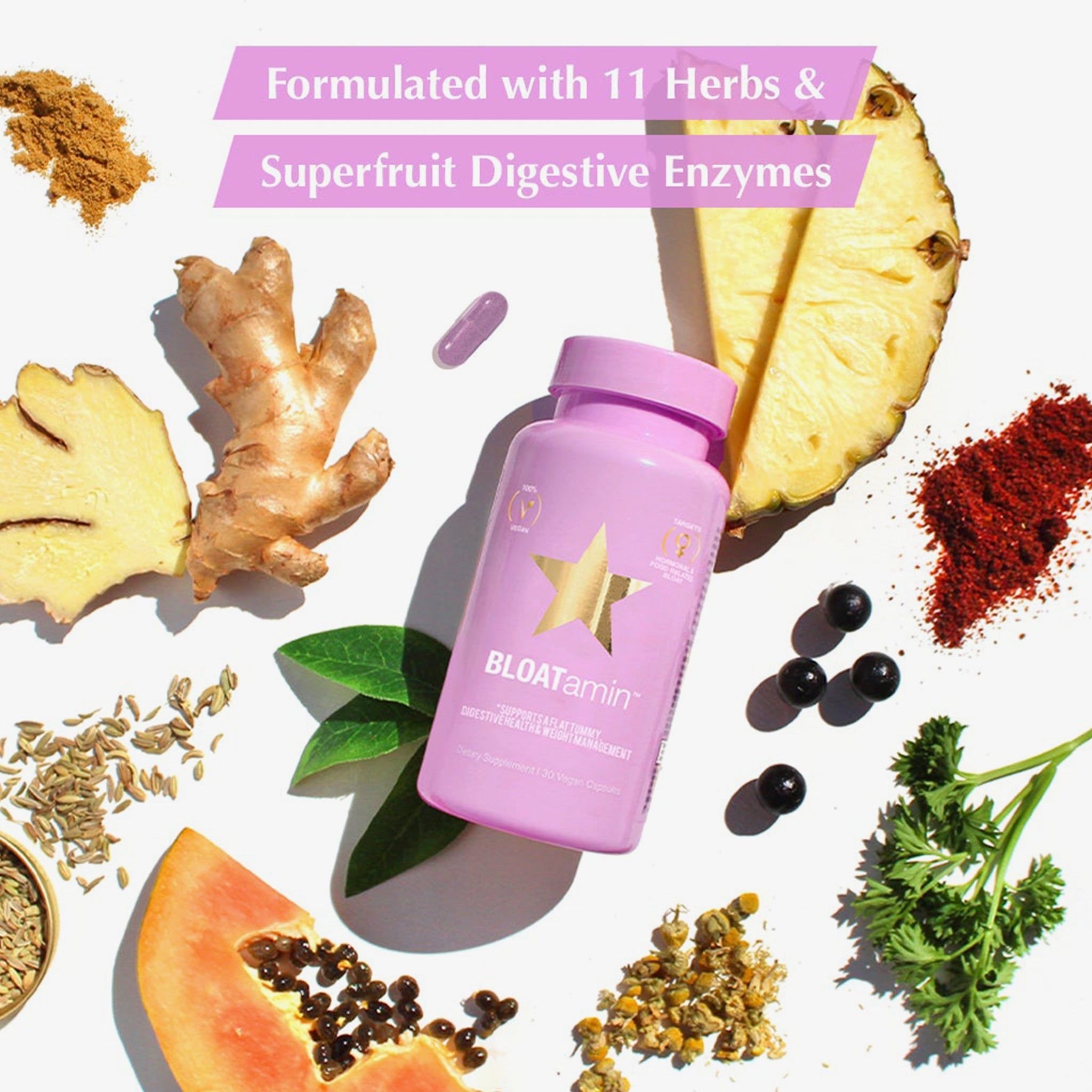 Eine rosa Flasche mit BLOATamin-Etikett, umgeben von Zutaten wie Ananas, Ingwer, Papaya, Kamille und einer Kapsel. Text: Formuliert mit 11 Kräutern & Superfrucht-Verdauungsenzymen.