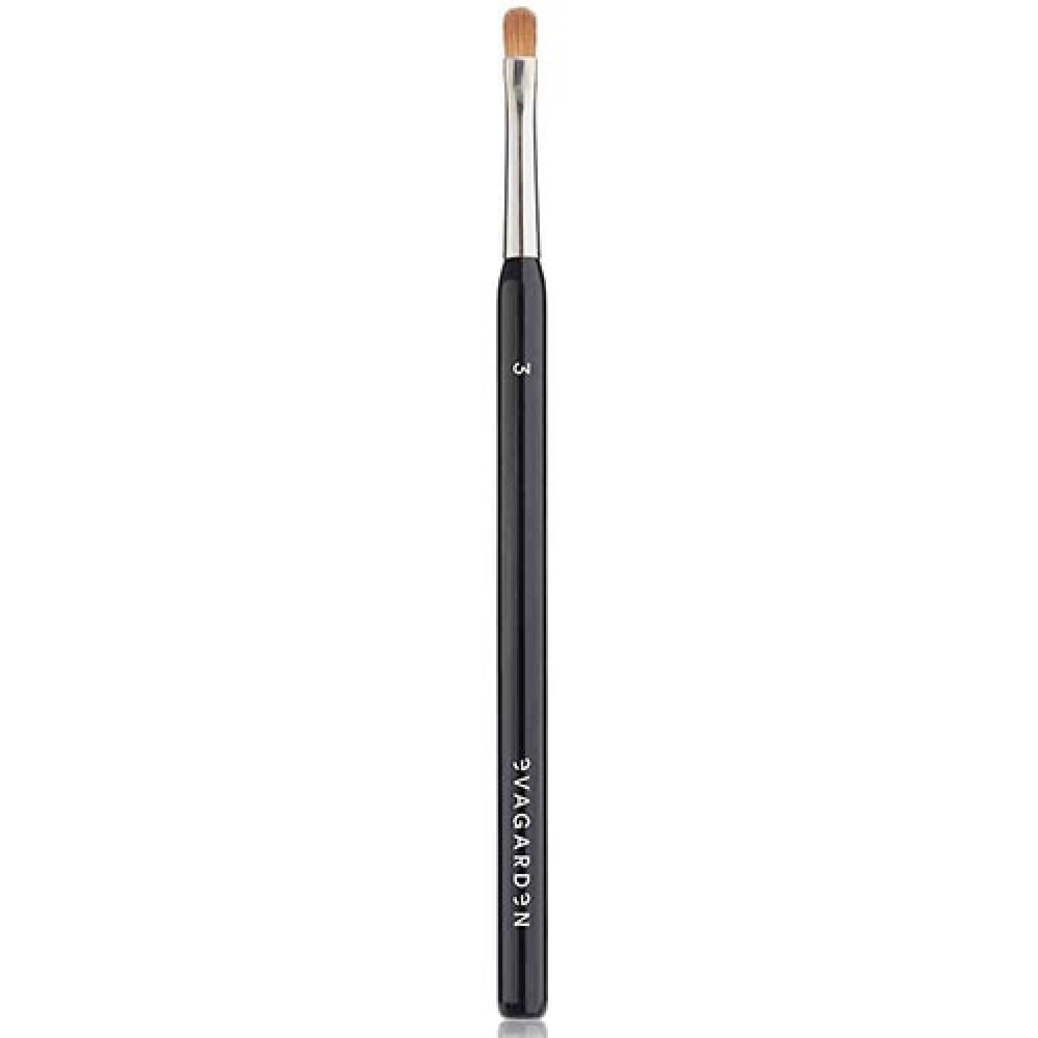 Lippenpinsel mit schwarzem Griff, silberner Zwinge und hellbraunen Borsten. Auf dem Griff steht "3" und "EVAGARDEN".