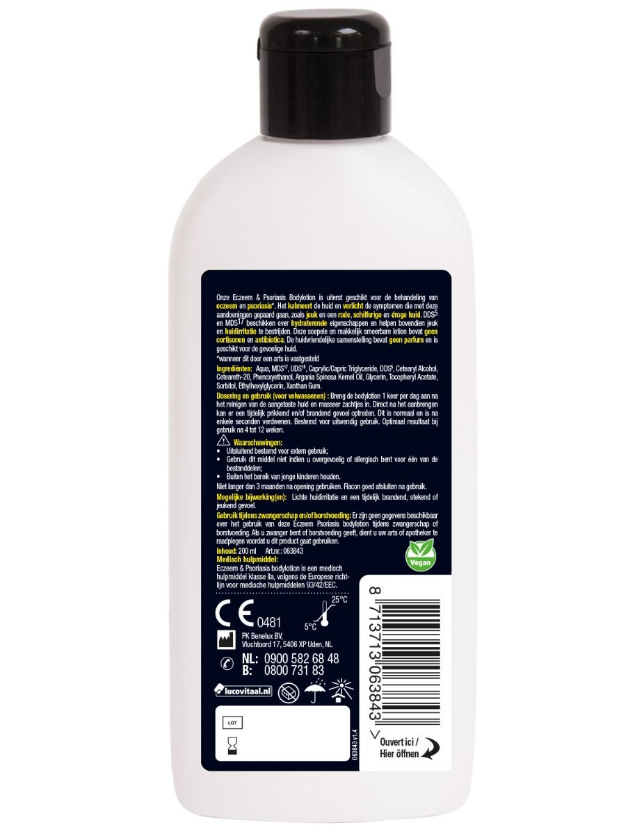 Achterkant van een witte fles met zwarte dop. Tekst met ingrediënten en gebruiksaanwijzing. Vegan keurmerk.