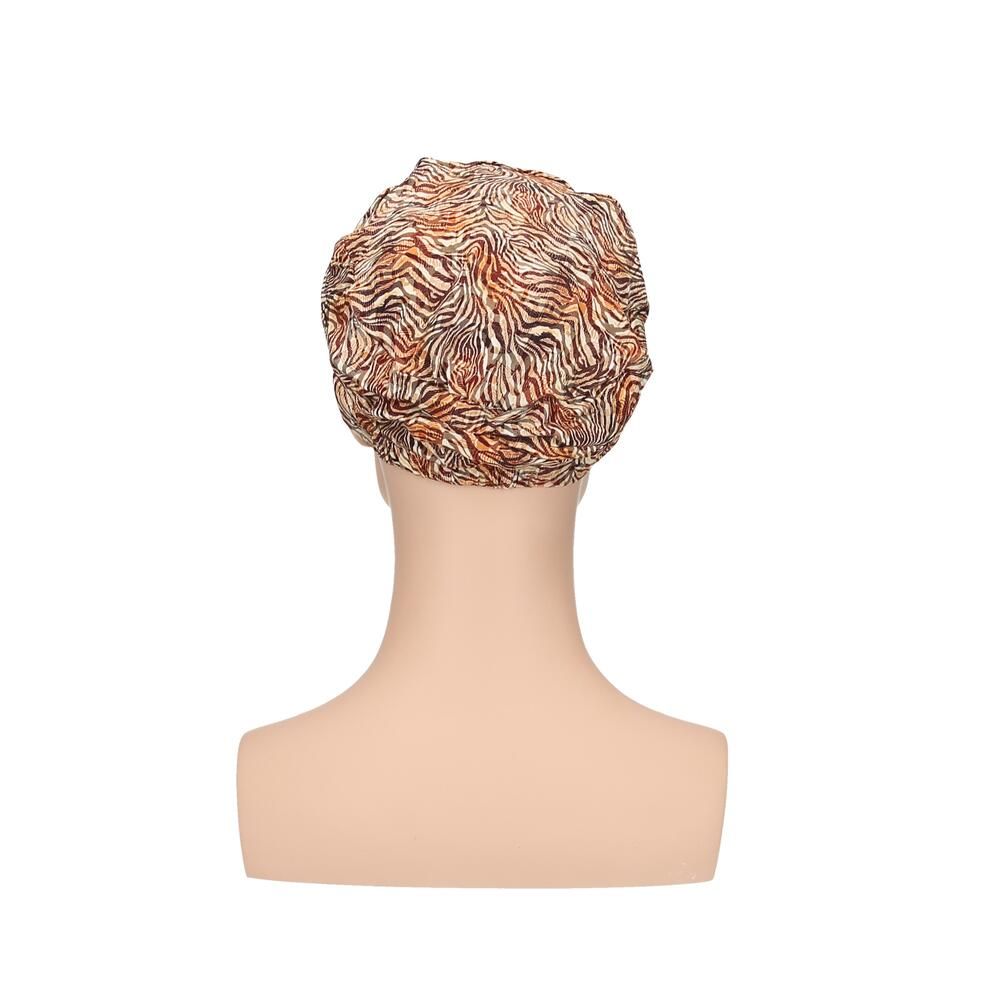 Turban Sula von Turbane, Rückansicht. Braun-beiges Muster. Auf einer Büste.