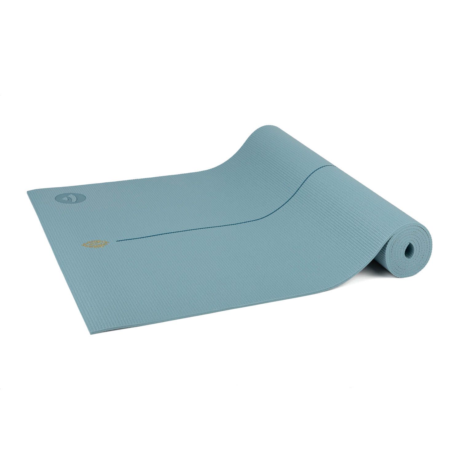 Hellblaue Yogamatte, teilweise aufgerollt. Logo und Linie sichtbar. Auf weißem Hintergrund.