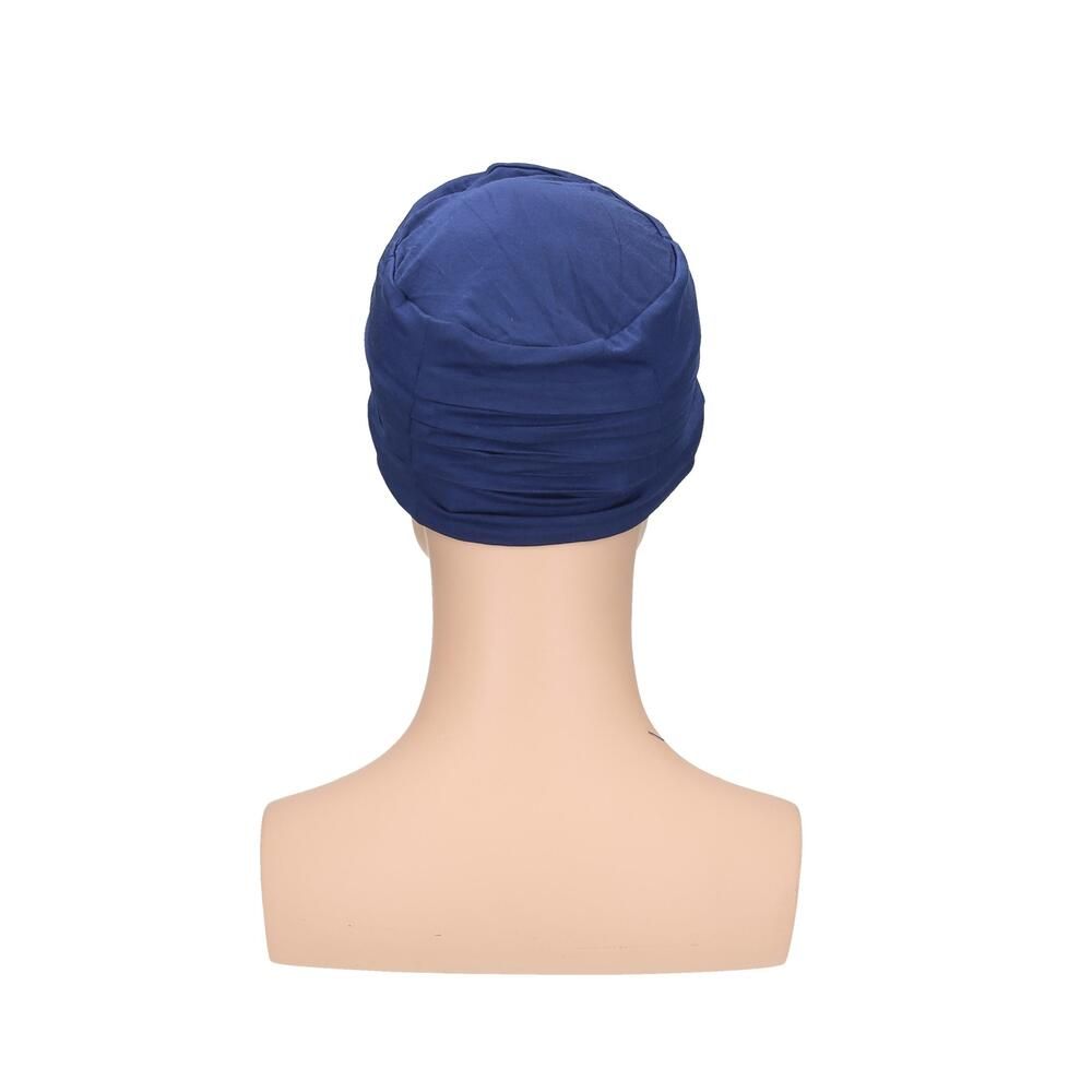 Blauer Turban auf einer Büste. Rückansicht. Stoff mit Falten. Keine weiteren Details.