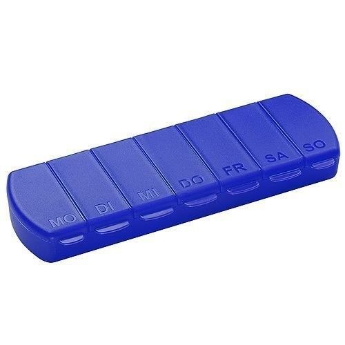 Blaue Pillenbox mit sieben Fächern, beschriftet mit den Wochentagen MO, DI, MI, DO, FR, SA, SO.