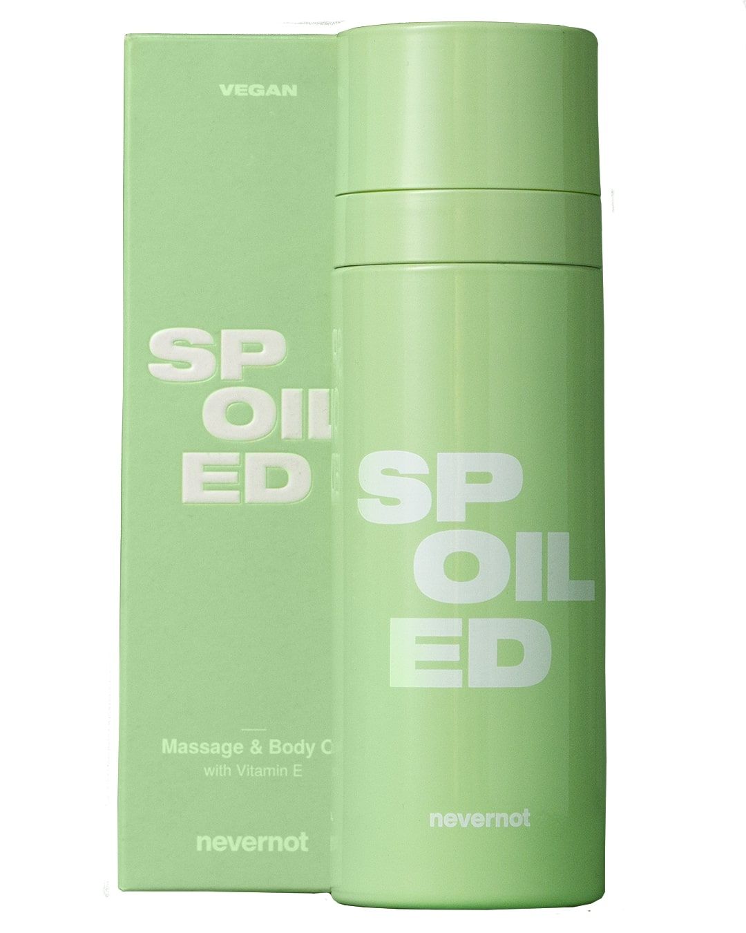 Grüne Flasche und Verpackung mit weißem Schriftzug SPOILED. Text: Massage & Body Care with Vitamin E. Marke: nevernot. Vegan.